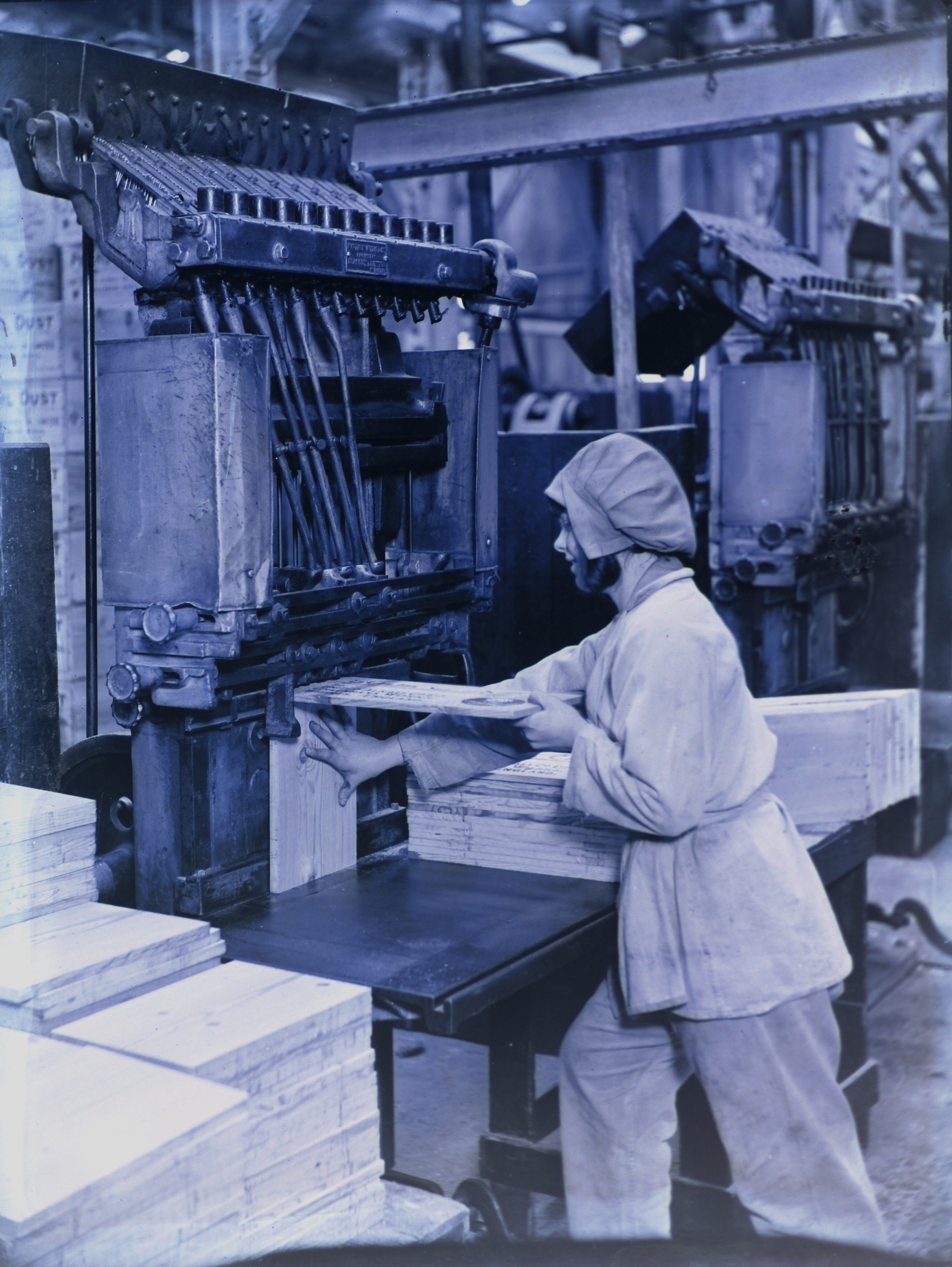 Packaging caustic soda in tins at Mond House of Greenbanks in Widnes.